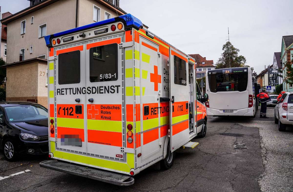 Der Rettungsdienst ist an der Unfallstelle in Plochingen vor Ort.
