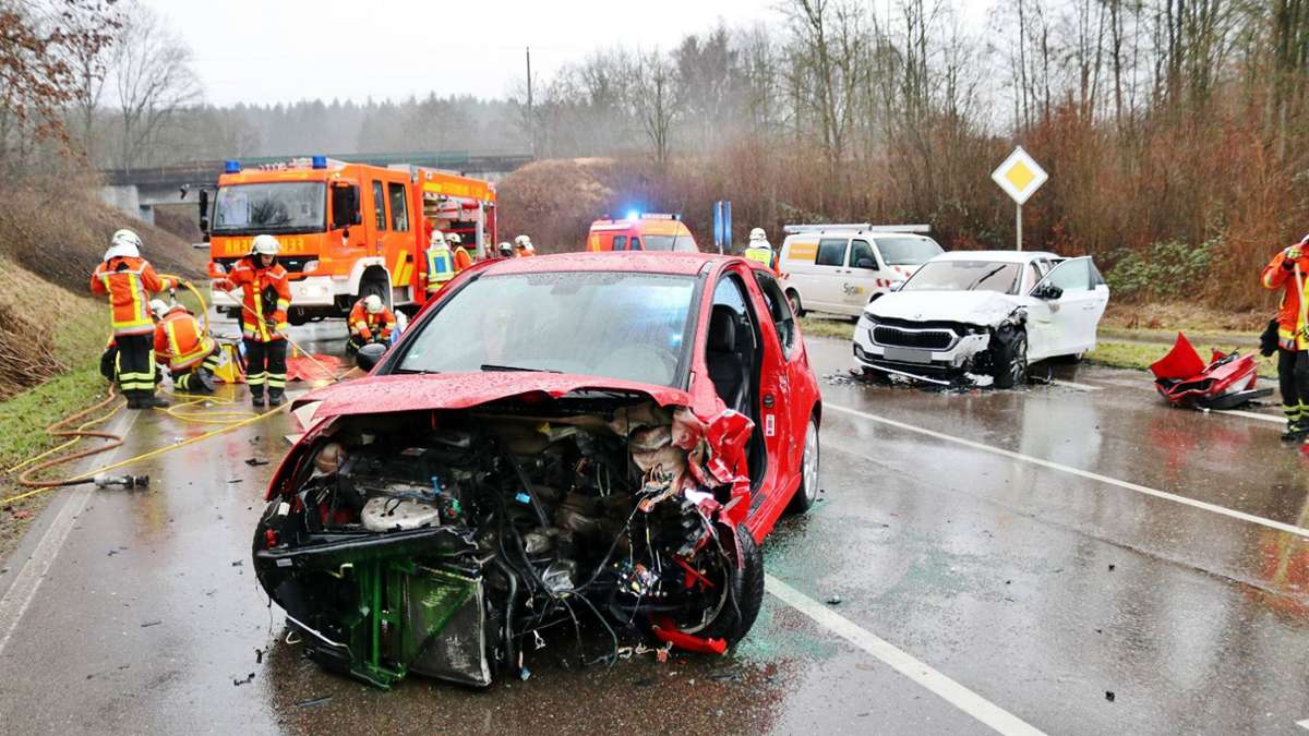 Schwerer Unfall in Backnang: 52-Jährige im Auto eingeklemmt