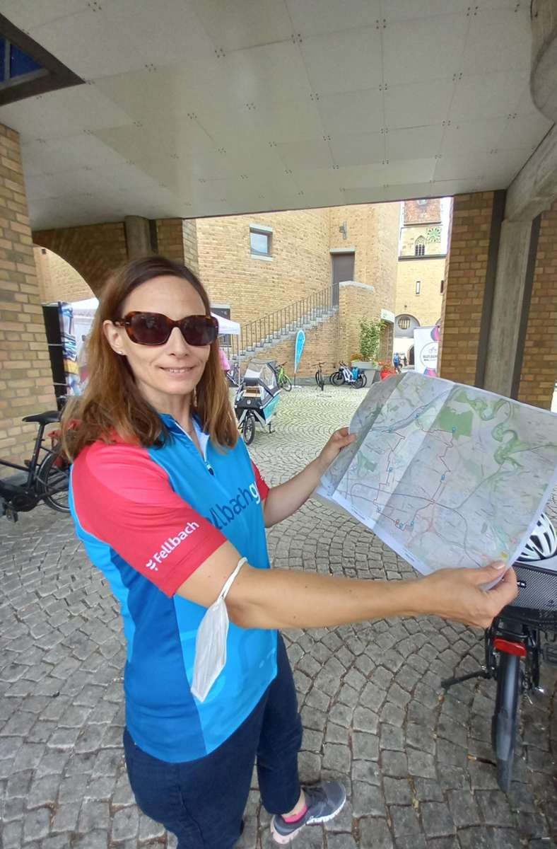 Birgit Orner zeigt auf einer Karten den Streckenverlauf. Dieser verläuft auch auf dem neu sanierten abschnitt des Neckartalradwegs in Oeffingen.