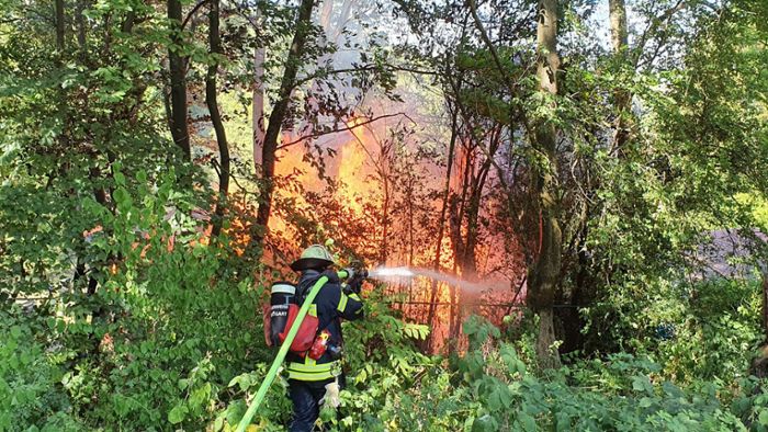 Gartenhäuser brennen nieder – Kripo sucht Zeugen