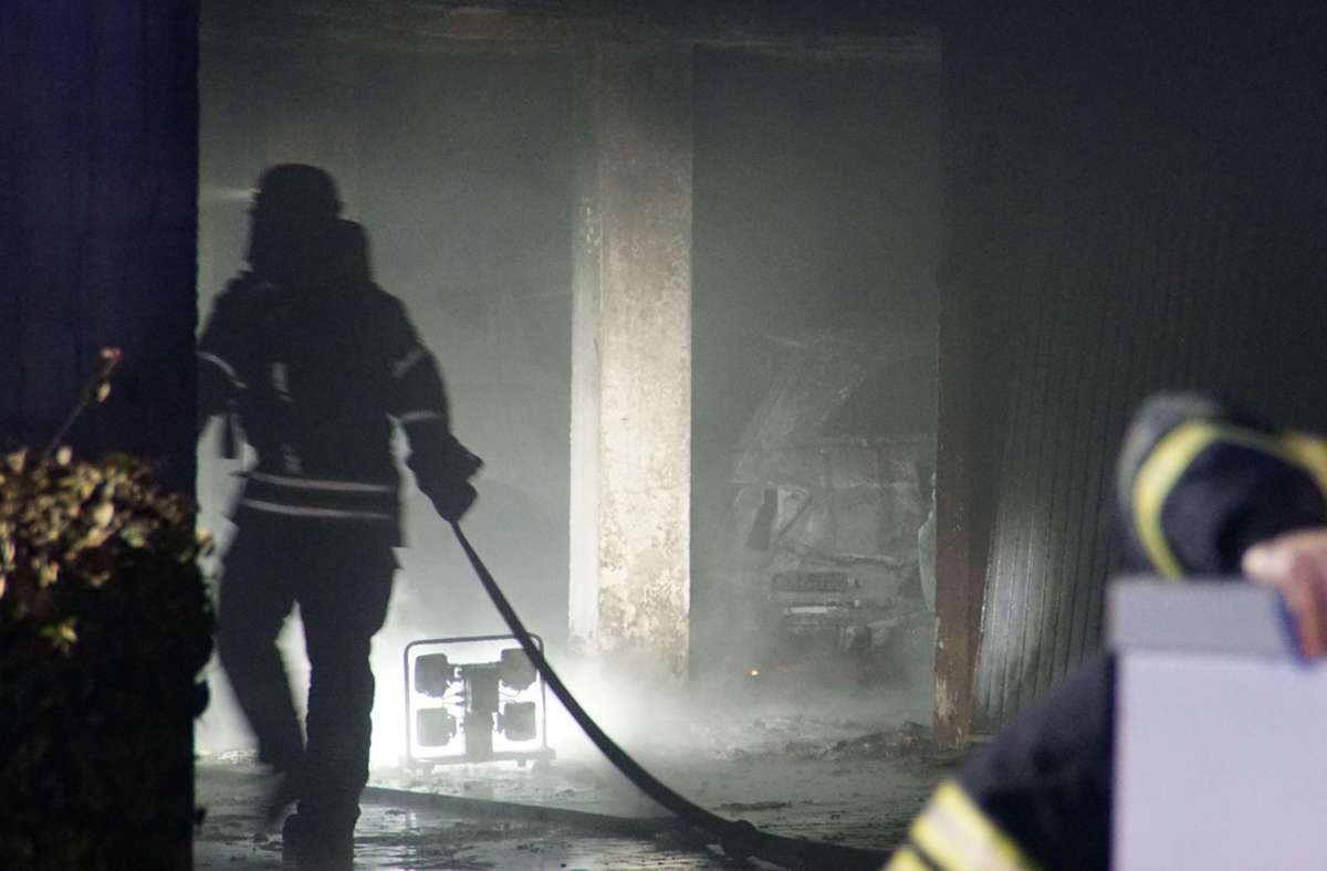 Verdacht auf Brandstiftung: Autos verbrennen in Tiefgarage in Pforzheim