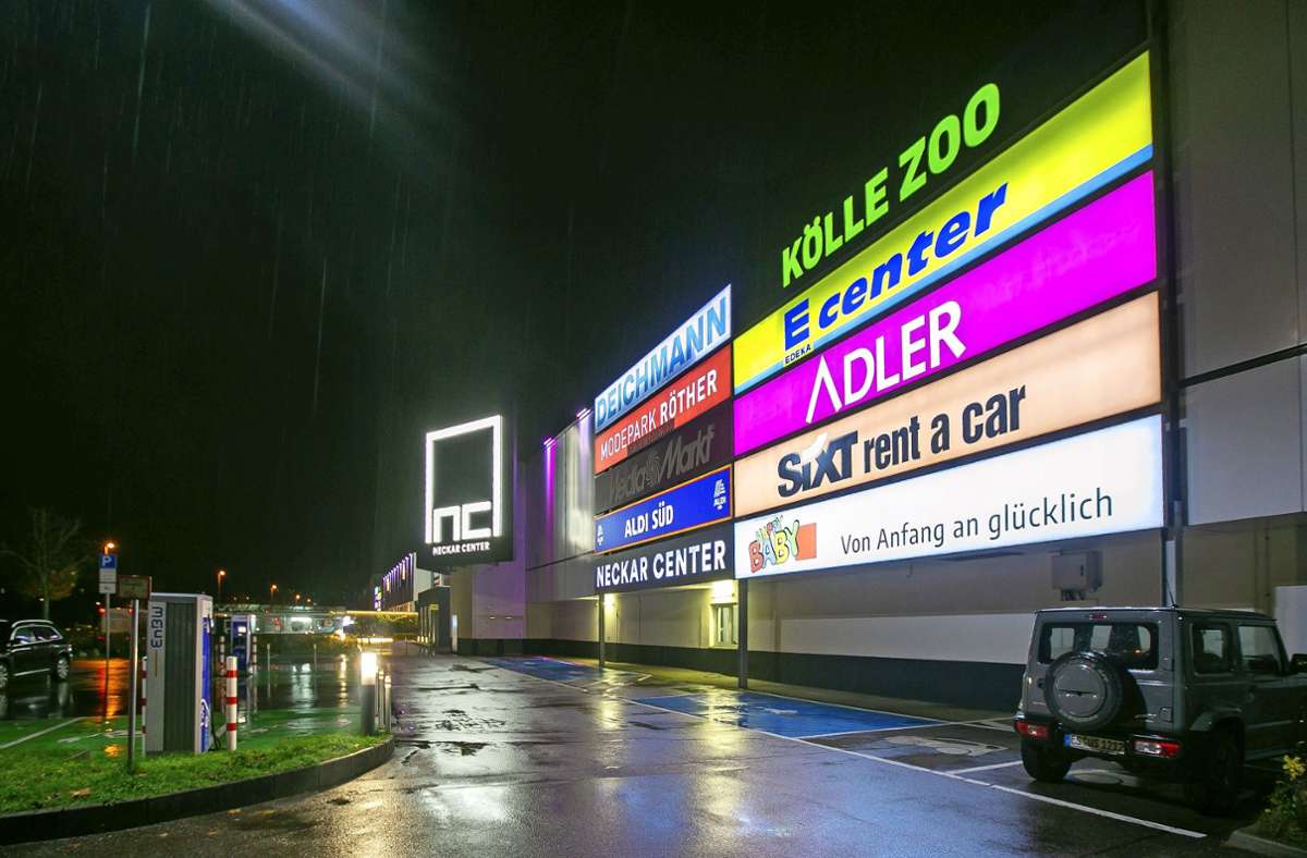 Beleuchtete Werbetafeln wie hier am Neckarcenter sind das Aushängeschild vieler Einzelhändler. Doch die hohen Strompreise sorgen bei einigen für ein Umdenken. Foto: Roberto Bulgrin