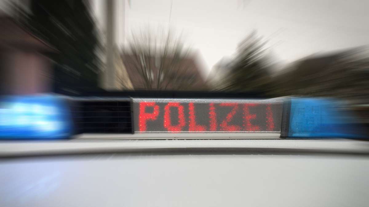 Rhein-Neckar-Kreis: Senior flüchtet nach Autounfall auf drei Reifen