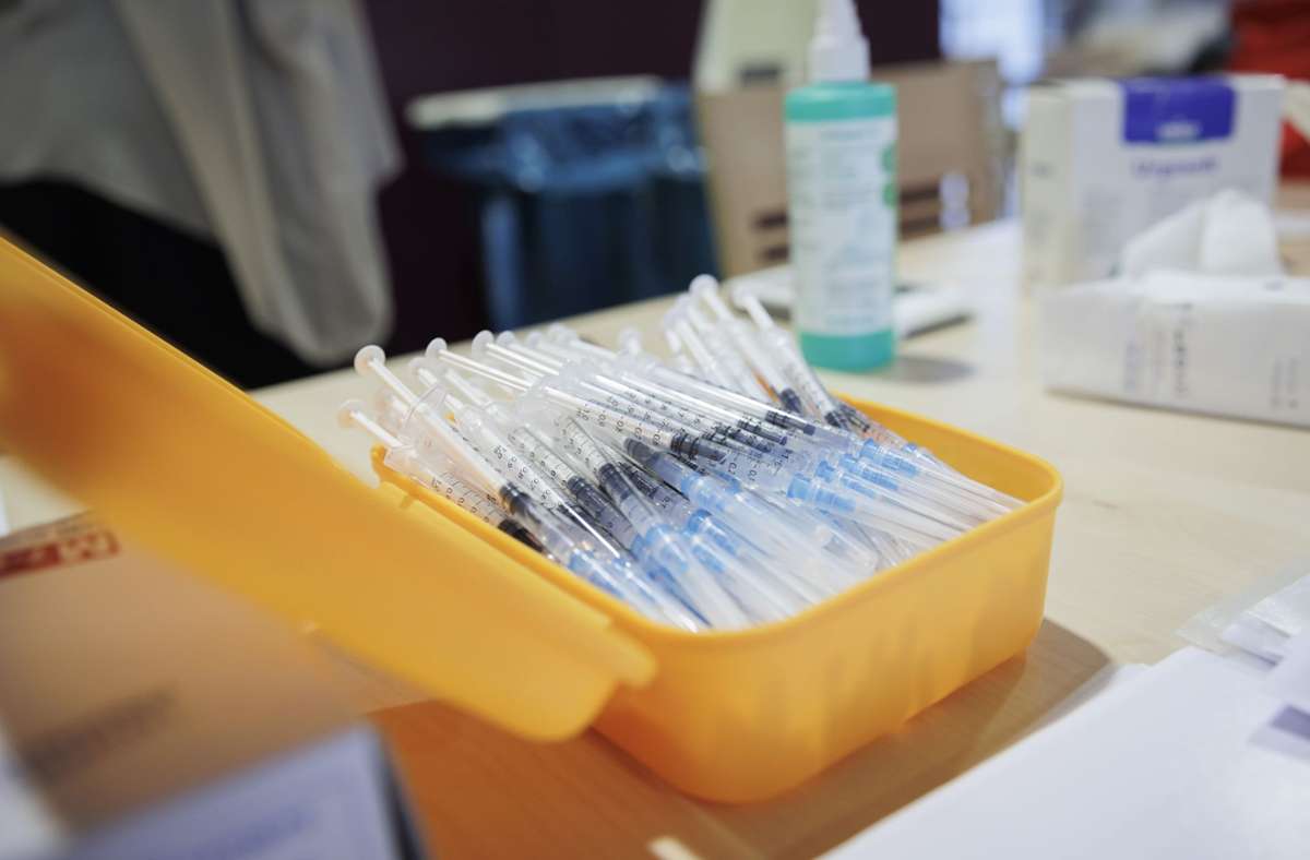 Impfen schützt vor schweren Covid-Erkrankungen. Doch gesprochen wird vor allem über die Nebenwirkungen. Foto: Lichtgut/Julian Rettig