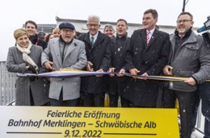 Groß war die Freude bei der Prominenz zur Eröffnung des neuen Bahnhofs in Merklingen. Foto: IMAGO/Arnulf Hettrich