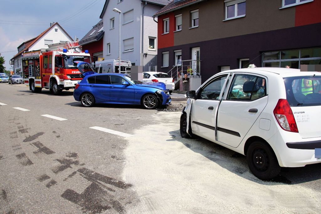 7.7.2018: Zwei Autos prallen in Kohlberg frontal aufeinander. Drei Menschen werden verletzt. Die Freiwillige Feuerwehr Kohlberg reinigt die Straße, weil bei dem Unfall Betriebsmittel ausgelaufen war.