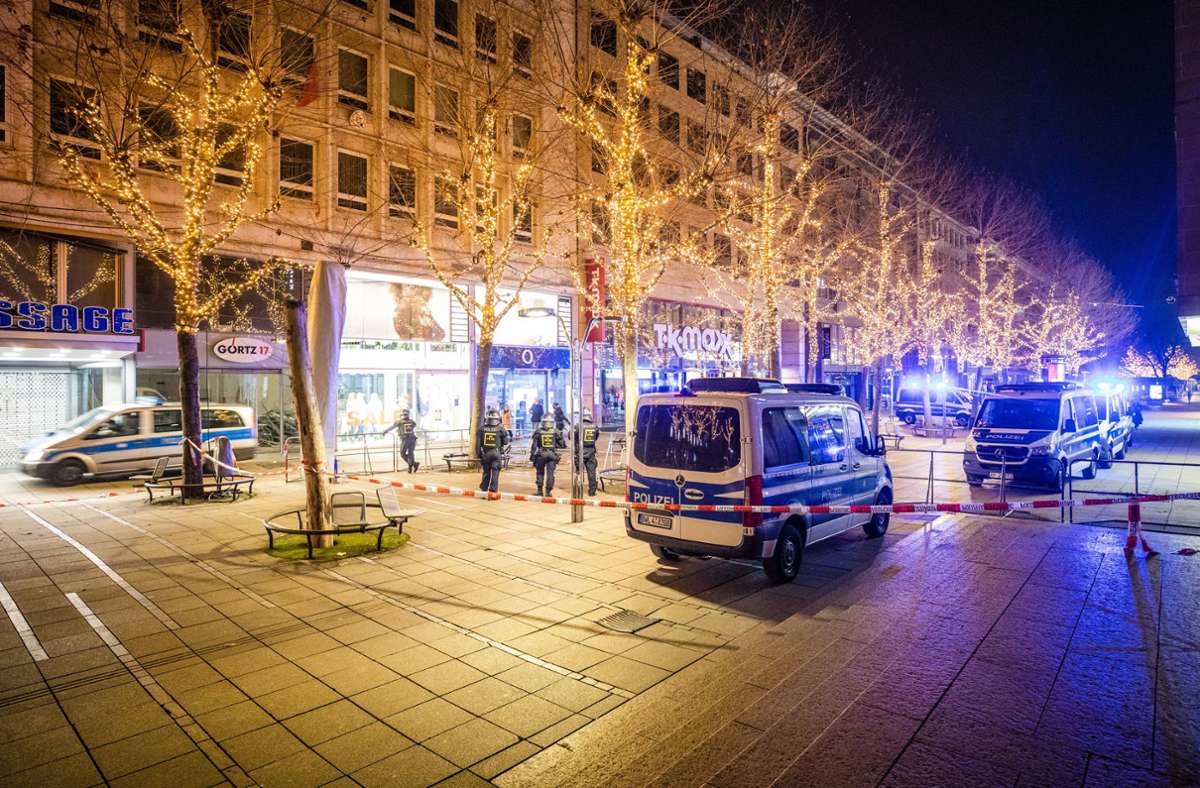 Schlossplatz in Stuttgart: Auseinandersetzungen zwischen Polizei und Partygängern in der City