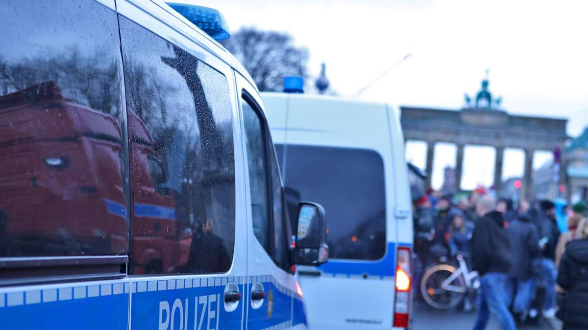 Brandenburger Tor in Berlin: Frau verübt Brandanschlag auf Polizeiauto am Pariser Platz
