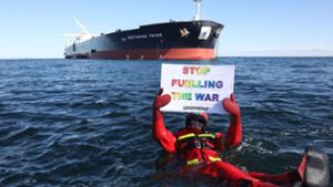Greenpeace blockiert Öl-Lieferung aus Russland