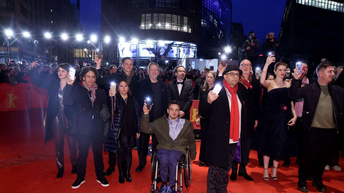 Filmschaffende haben zu Beginn der Berlinale ein Zeichen für Demokratie gesetzt.