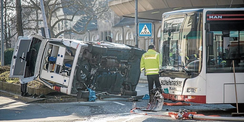 PLOCHINGEN:  Zwei Sanitäter und vier Fahrgäste werden leicht verletzt - 130 000 Euro Schaden: Rettungswagen kollidiert mit Linienbus