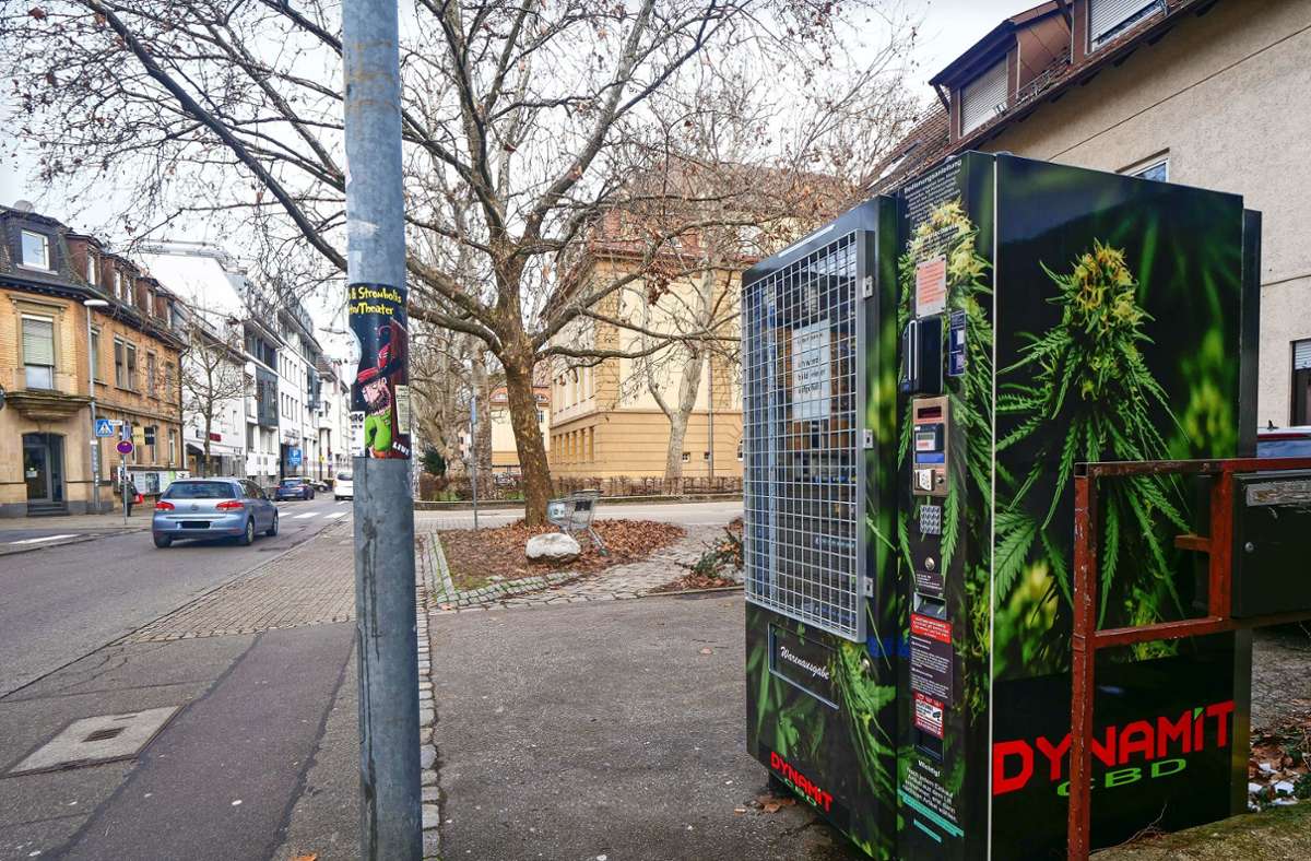 An der Solitudestraße in Ludwigsburg steht ein CBD-Automat. Der Kasten war einige Wochen verschwunden, die Polizei hatte ihn beschlagnahmt. Foto: Simon Granville