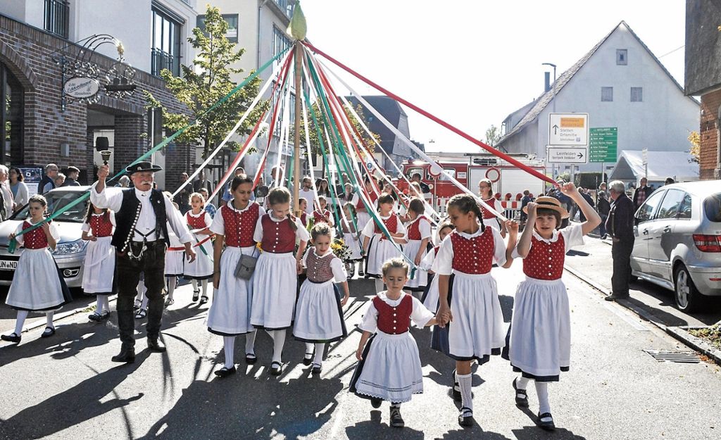 Die Tanzjugend der „Echterdinger Tracht“ eröffnet das Krautfest in Echterdingen. Foto: Ait Atmane