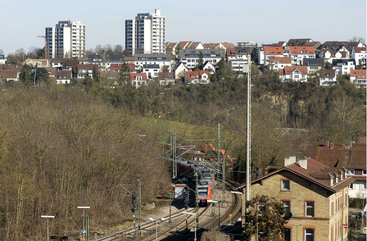 Die Gleise hinter Leonberg sind wegen der Bauarbeiten von Montag an dicht. Foto: Simon Granville