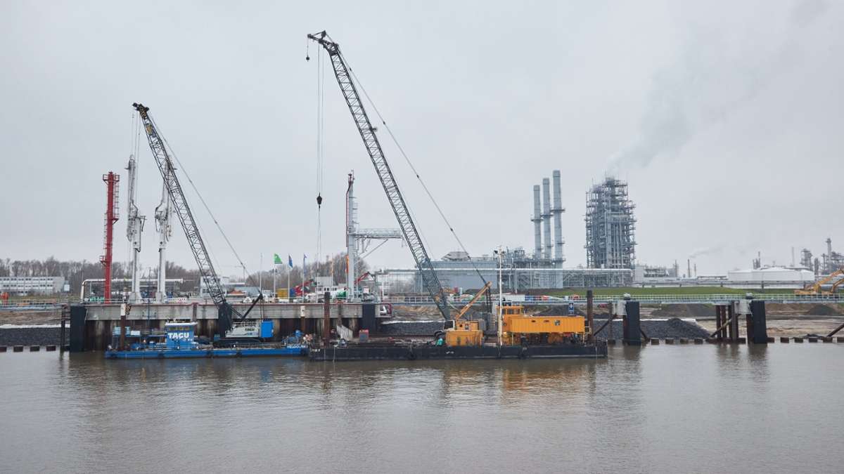 Energie: Schwimmendes LNG-Terminal in Stade angekommen