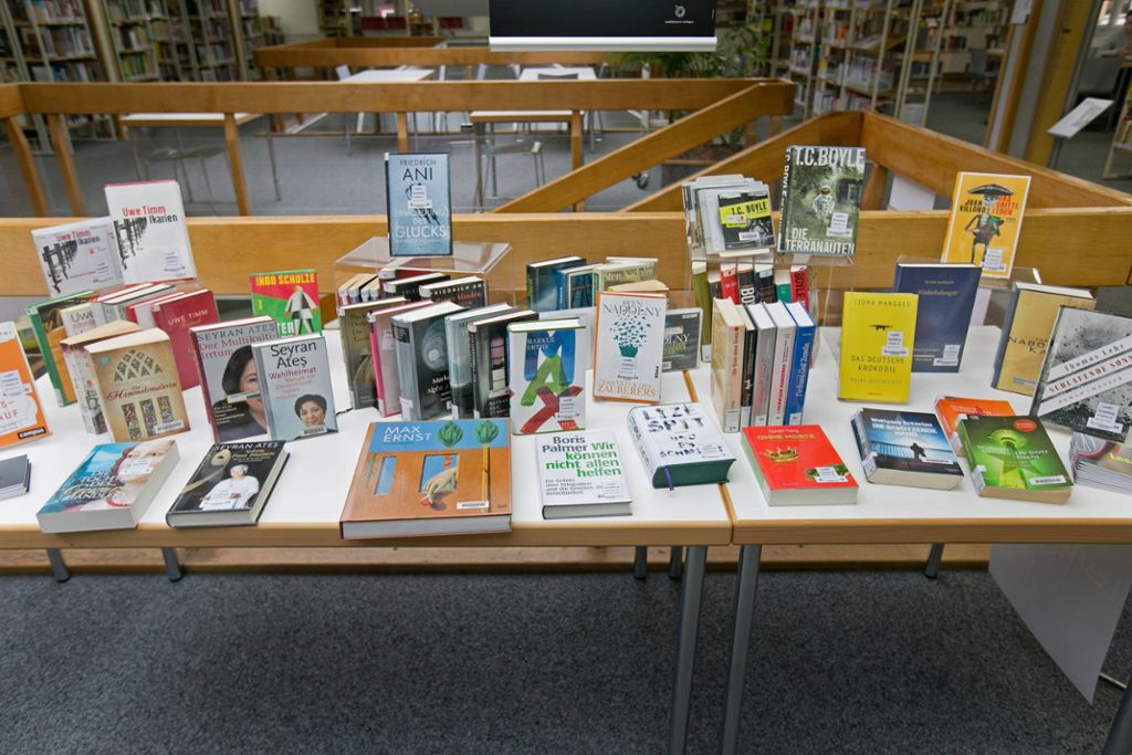 Die Werke der LesART-Autoren auf einen Blick: Eine Ausstellung in der Stadtbücherei dokumentiert das literarische Schaffen der Literaturtage-Gäste und die Vielseitigkeit des Programms.