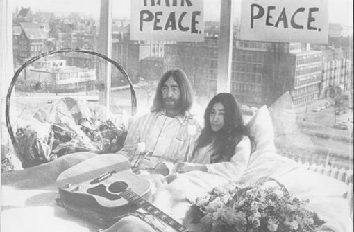 Flitterwochen als PR-Event: John Lennon und Yoko Ono während ihres Bed-ins im Amsterdam Hilton. Foto: Imago/ZUMA Press
