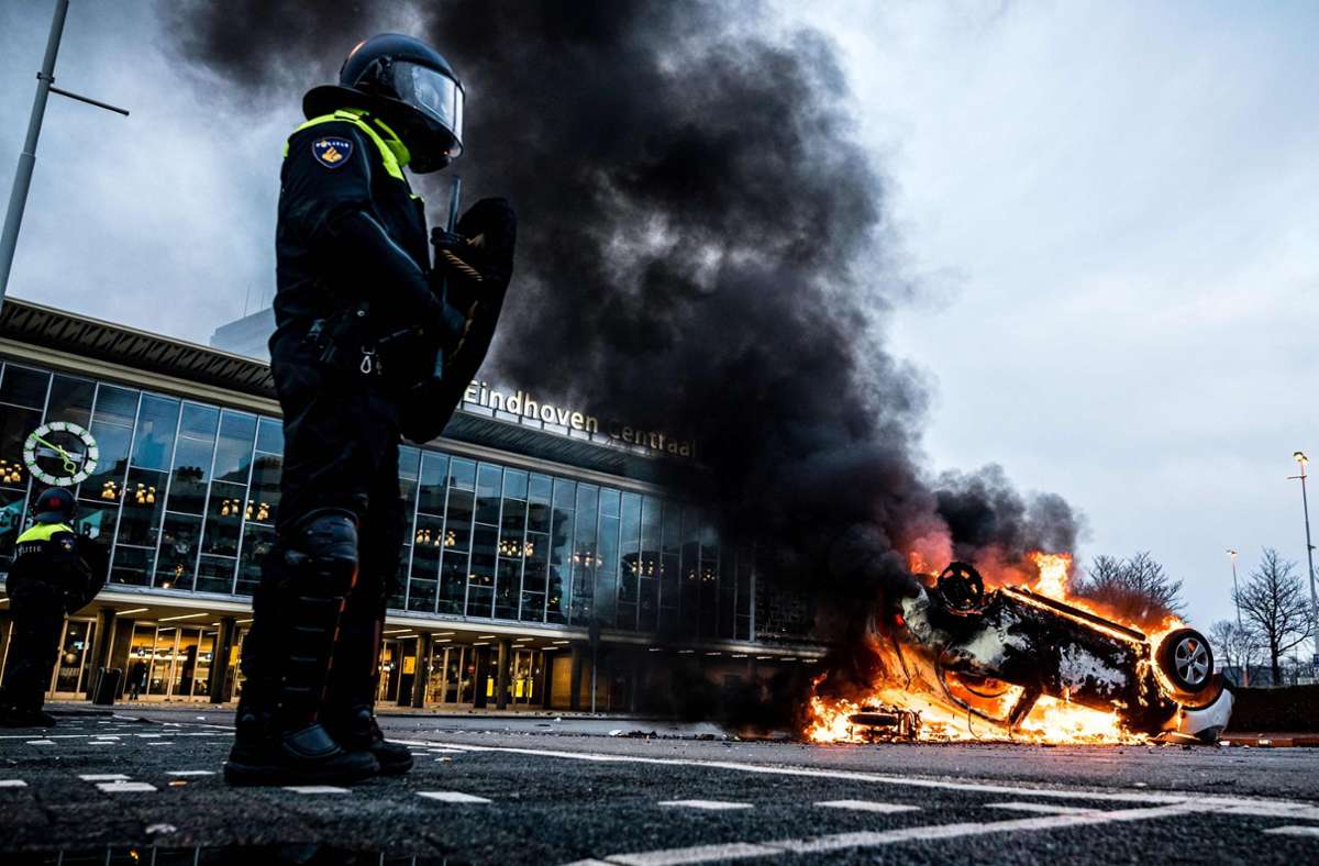 Aus Eindhoven zeigte das Fernsehen Bilder von Jugendlichen, die Geschäfte plünderten, Fahrräder warfen und Brände legten. Auch Autos sollen angezündet worden sein.