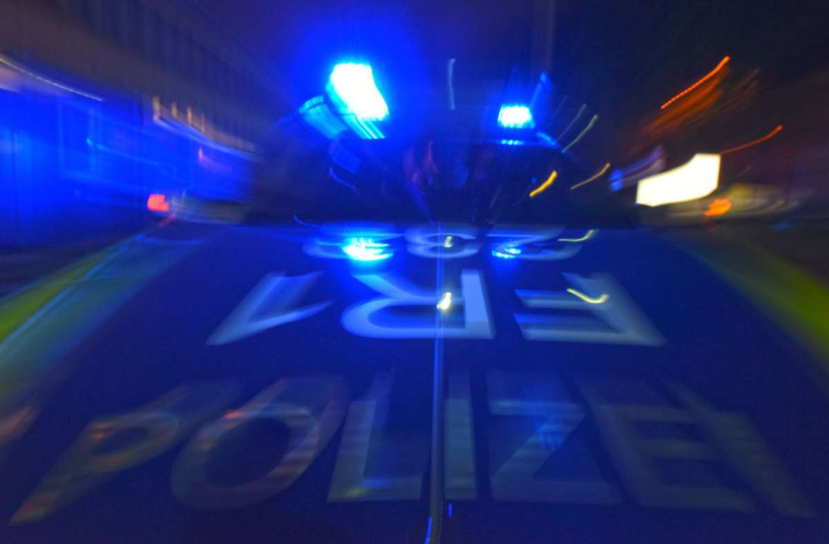 Baden-Württemberg: Betrunkener Fahrer flüchtet vor Polizei und beschädigt mehrere Autos