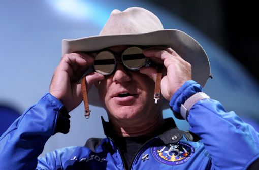 Amazon-Gründer Jeff Bezos als Space Cowboy. Foto: AFP/JOE RAEDLE