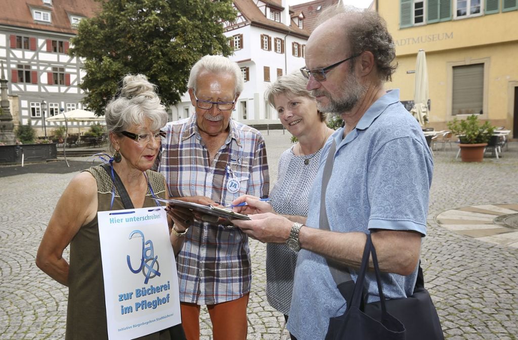 Initiative spürt großen Rückhalt für Bücherei im Pfleghof: Fast 7000 Esslinger unterstützen bereits das Bürgerbegehren