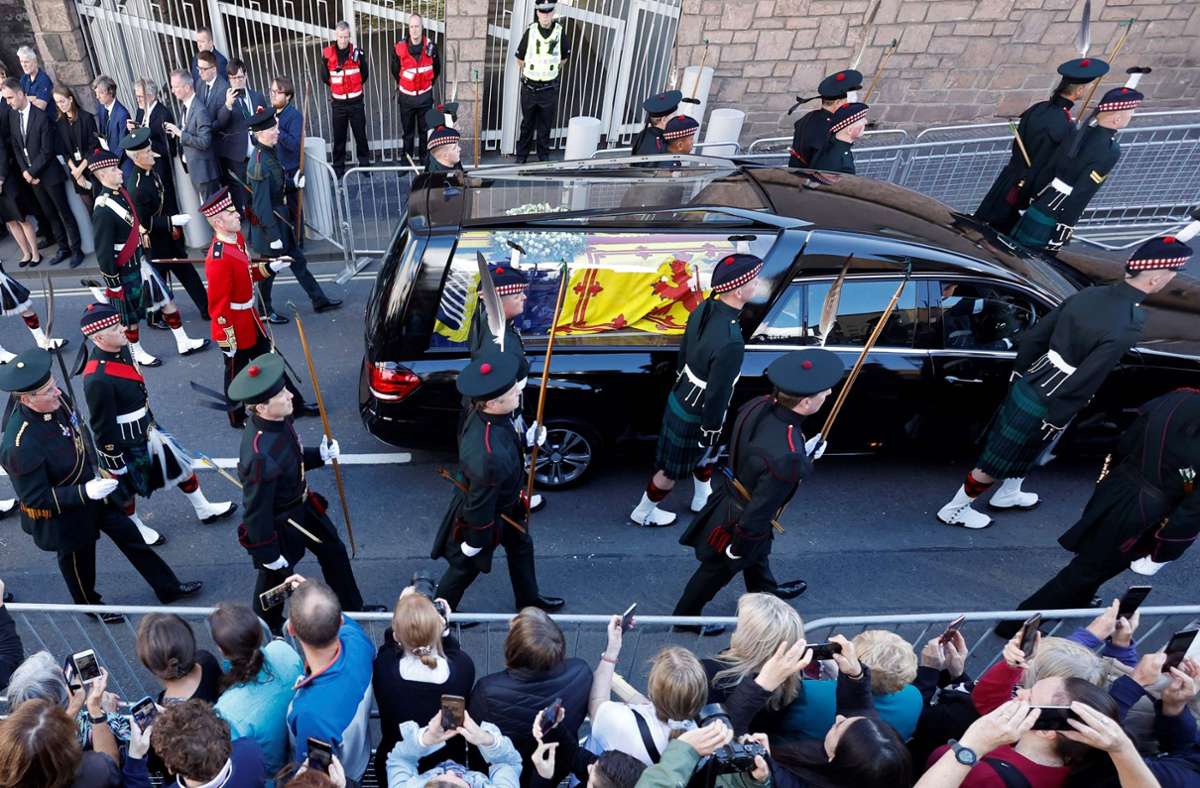 Der Trauerzug mit dem Sarg der Queen hat sich am Montagnachmittag in Edinburgh in Bewegung gesetzt.