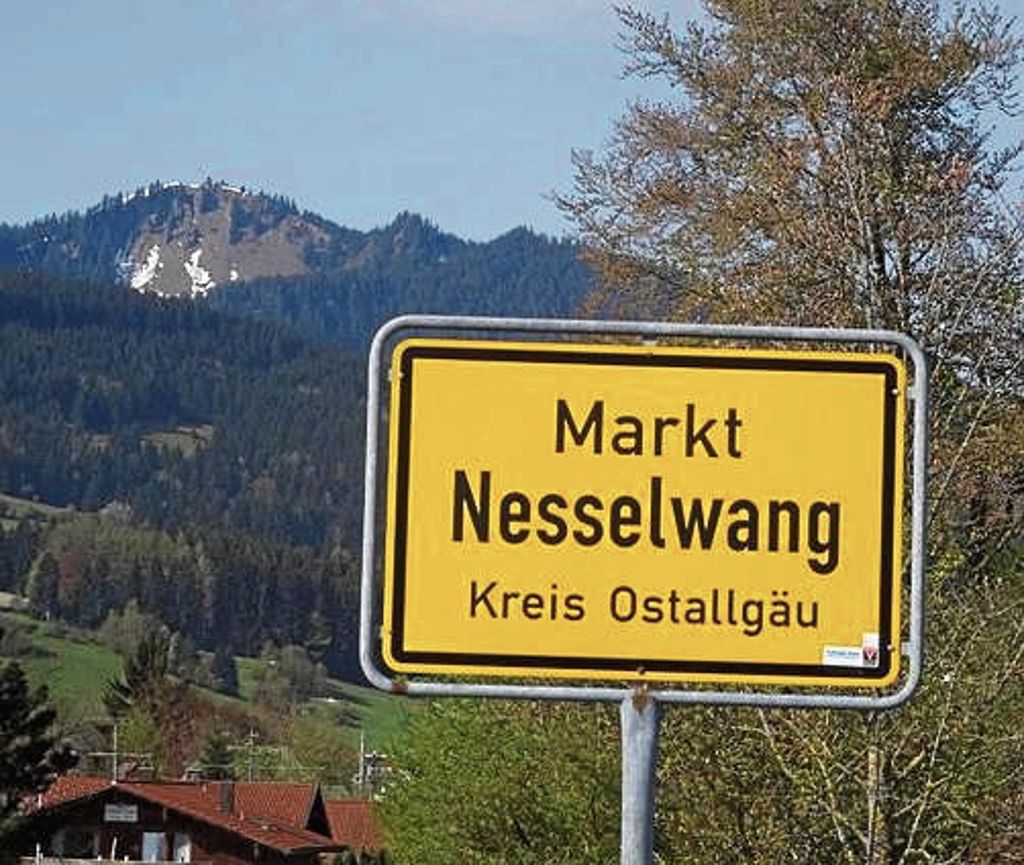 Ortsschild und Hausberg von Nesselwang: Die 1575 Meter hohe Alpspitze.