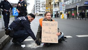 Klimaaktivisten kleben sich auf Straße fest