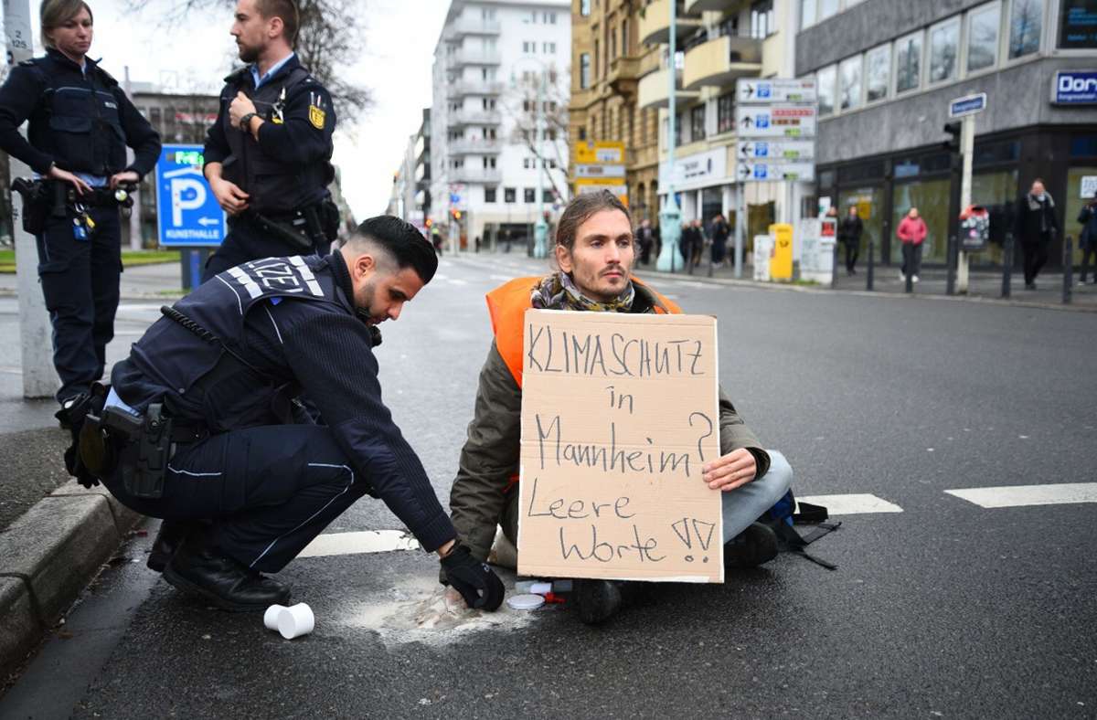 Mannheim: Klimaaktivisten kleben sich auf Straße fest