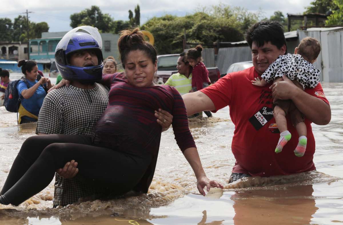 Menschen retten sich in Planeta in Honduras aus den Fluten.