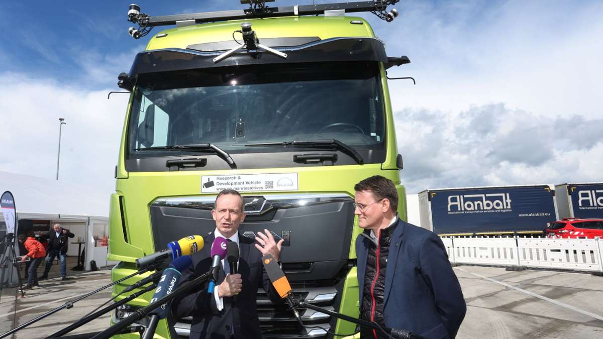 Fuhr bei einem fahrerlosen Lastwagen mit: Bundesverkehrsminister Volker Wissing (l).