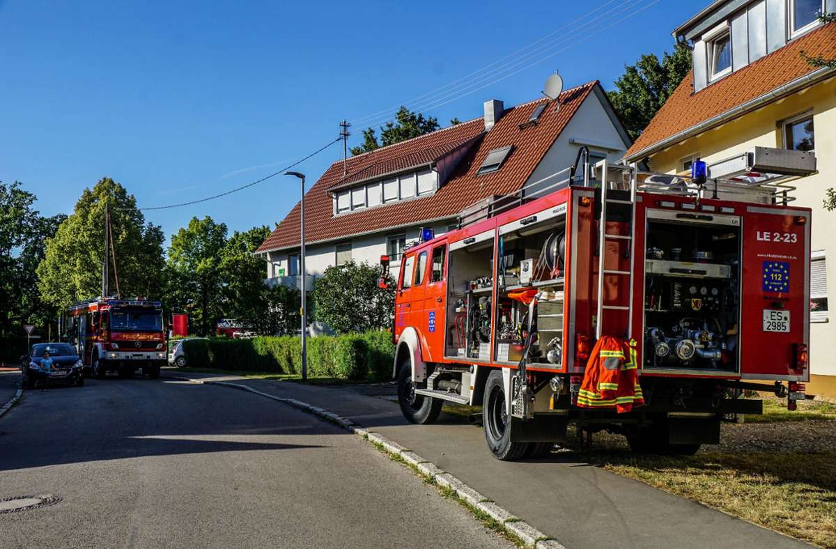 Ein Topf in einer Küche in Leinfelden-Echterdingen hat Feuer gefangen. Die Flammen griffen auf die Möbel über.