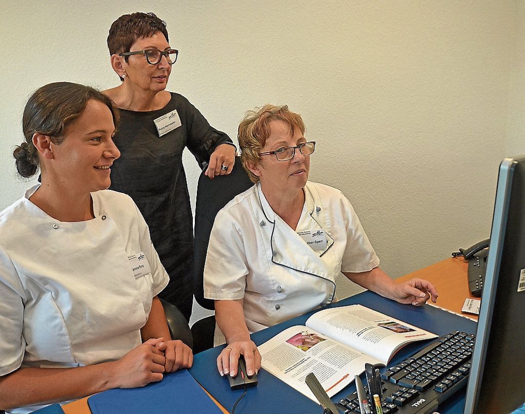 Diätassistentin Ramona Renz, Regionalleiterin Petra Herrmann und Hauswirtschaftsleiterin Maria Löber-Sperr (von links) müssen perfekt planen.