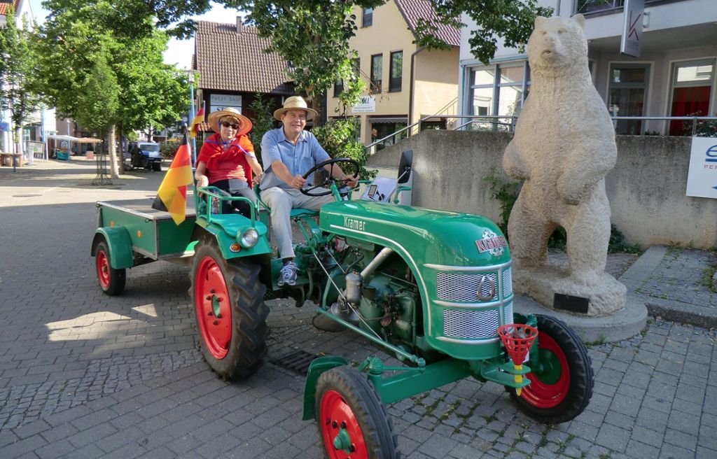 Renate und Karl-Heinz Frahm wollen sich mit ihrem Traktor auf große Fahrt begeben. Foto: oh