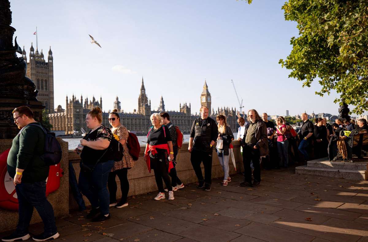 Viele warten in London stundenlang, um von der Queen Abschied zu nehmen.