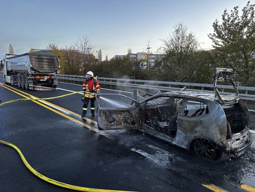 Sie fuhr auf den Anhänger eines LKW auf, wonach ihr Auto im Bereich des Motorraumes Feuer fing.  Foto: 7aktuell.de | Alexander Hald