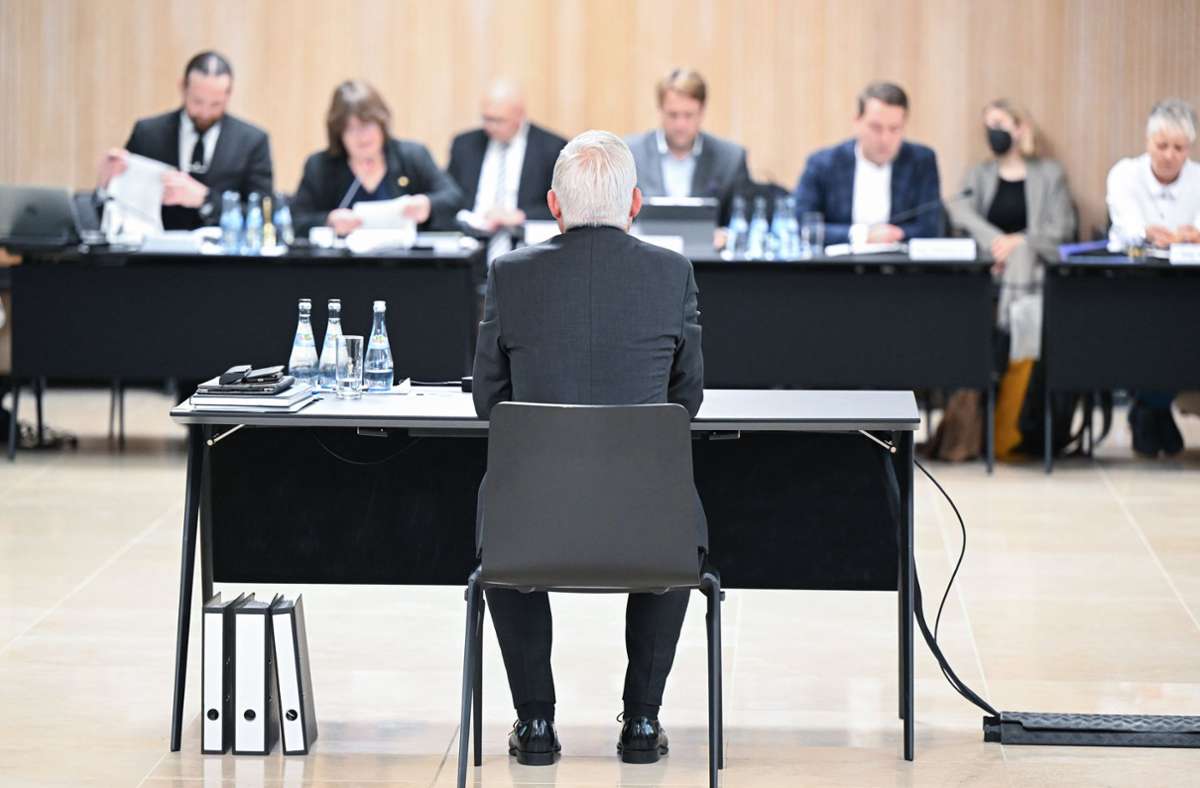 Innenminister Thomas Strobl im Untersuchungsausschuss: Noch hält ihm Kretschmann den Rücken frei, aber der Druck aus der Druck wächst. Foto: dpa/Bernd Weißbrod