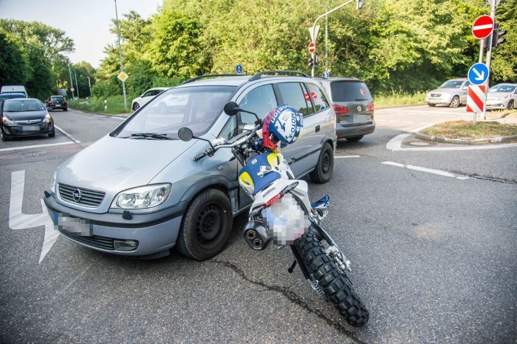 Der 30-Jährige prallt frontal gegen einen Van: Motorradfahrer bei Unfall in Wendlingen verletzt