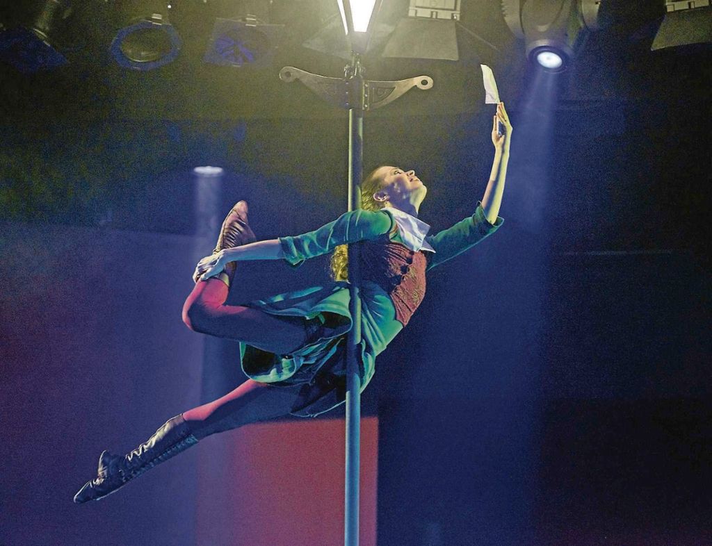 Ralph Suns Friedrichsbau-Varieté-Show „Circus Circus“ entführt das Publikum in die Wunderwelt zirzensischer Vergnügungen: Die letzte Oase der Romantik lockt