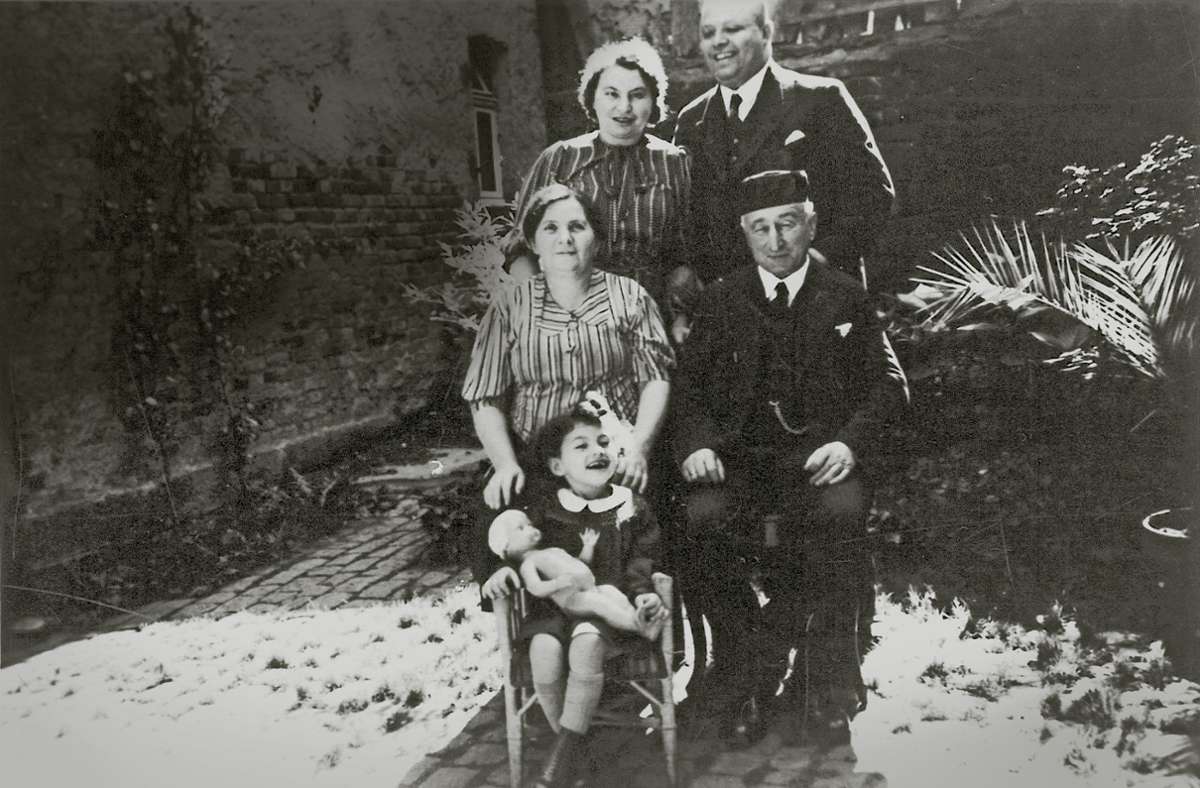 Ein Bild aus glücklichen Tagen: Inge Auerbacher mit der Puppe Marlene im Kreise ihrer Großeltern  Betty und Max Lauchheimer  sowie ihrer  Eltern Regina und Bertold Auerbacher (hinten)