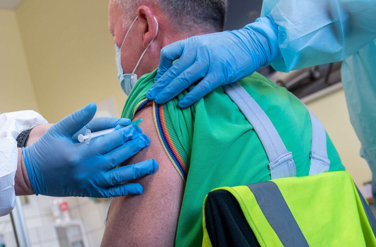 Betriebsärzte stehen bereit: Firmen wollen Impfaktion in Deutschland beschleunigen