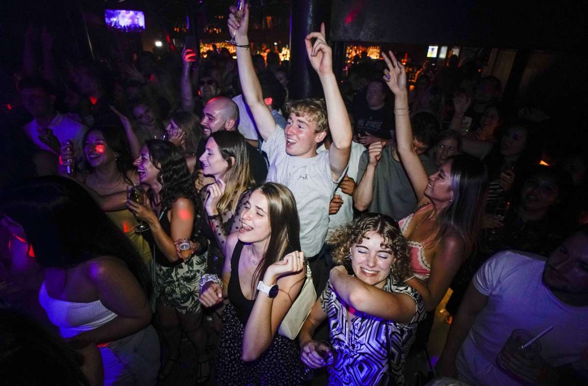 Viele junge Menschen feiern in der Nacht auf Montag in London die Wiedereröffnung der Clubs.