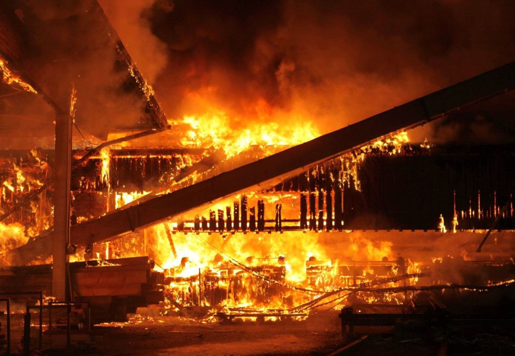 Großbrand in Ulmer Sägewerk: Feuer verursacht Millionenschaden