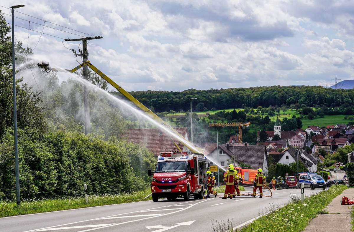 Arbeitsunfall in Notzingen: Ein Schwerverletzter nach Brand in Hubsteiger