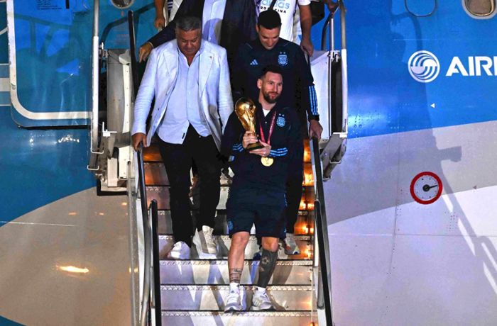 Lionel Messi: Superstar   schläft mit WM-Pokal im Bett