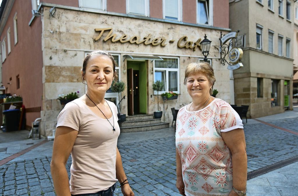 Zwei Generationen, ein Restaurant: Tochter Athina und Mutter Filo Reizi  betreiben das Theatercafé seit 40 Jahren.