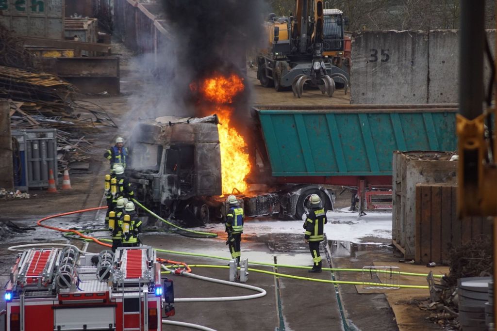 6.12.2017 Ein LKW hat im Plochinger Hafen gebrannt. Ursache noch unklar.