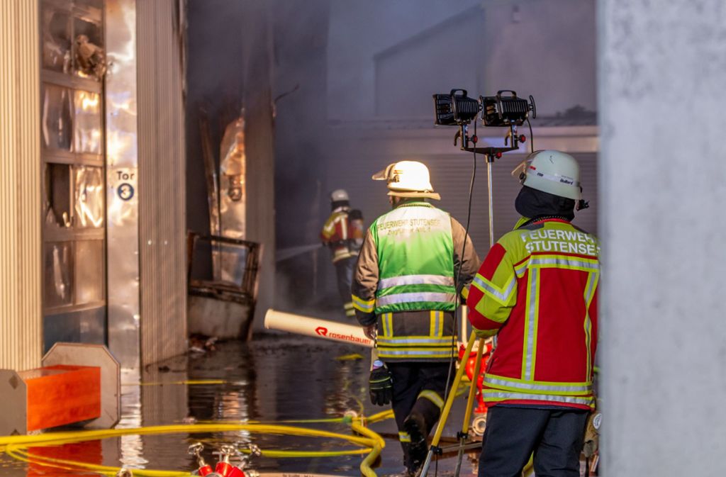 Stutensee im Landkreis Karlsruhe: Oldtimer bei Werkstattbrand beschädigt – 500.000 Euro Schaden