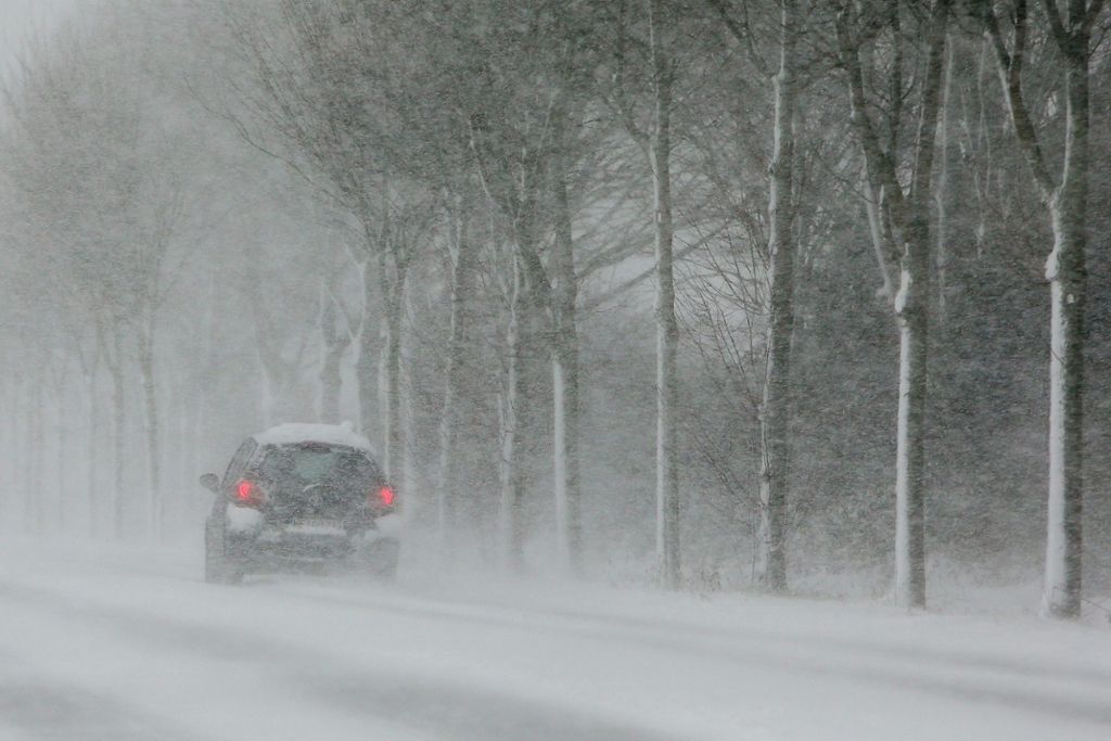 Einige Autofahrer mit Sommerreifen unterwegs: Viele Unfälle durch Schnee und Eis