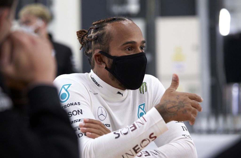 Formel-1-Weltmeister Lewis Hamilton im korrekten Dresscode in der Corona-Krise – mit Mund-Nasen-Schutz.